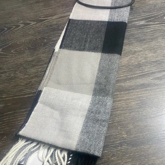 ✨2/$25✨Kohl's Soft Gray and Black Checkered Scarf - Picture 2 of 5